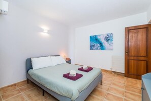 4 slaapkamers, een strijkplank/strijkijzer, reisbedje, wifi
