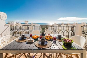Outdoor dining - Casa Londamba | Meia Praia Beach House | Lagos Sea View (Lagos)