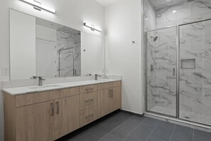 Douche, sèche-cheveux, serviettes fournies, savon