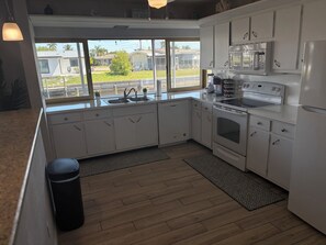 Fridge, microwave, oven, stovetop - Charming house in lovely North Fort Myers with WiFi, AC and on the water (North Fort Myers)