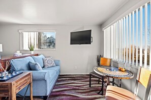 Smart TV, video library - Cozy Downtown Studio- Arena, Podium, GU (Spokane)