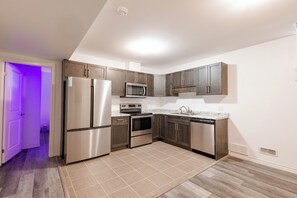 Een koelkast, een microgolfoven, een oven, een kookplaat