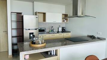 Kühlschrank, Mikrowelle, Ofen, Herdplatte