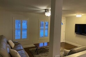 Älytelevisio, takka, kirjoja