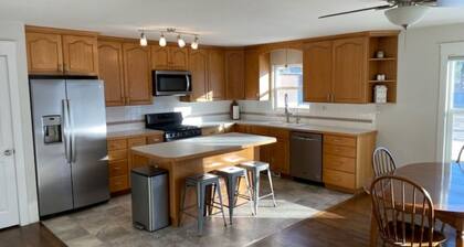 Charming 3-bedroom house, WIFI, hot tub, pool Table, and close to ski resorts.