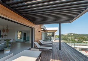 Outdoor dining - Villa Horizon Elegant villa with breathtaking views and sleek design. (Lecci)