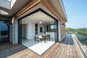 Outdoor dining - Villa Horizon Elegant villa with breathtaking views and sleek design. (Lecci)