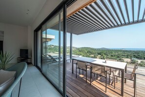 Outdoor dining - Villa Horizon Elegant villa with breathtaking views and sleek design. (Lecci)