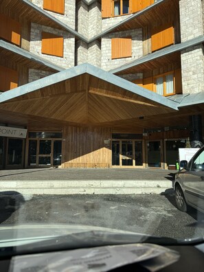 A multi-story building with a stone facade, wooden balconies, and a central wooden overhang. - Cozy Lodge with a Fireplace in the Heart of Terminillo, Just Steps from the Slopes (Terminillo)