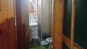 Dusche, Haartrockner, Bidet, Handtücher