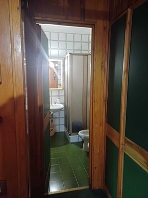Douche, sèche-cheveux, bidet, serviettes fournies