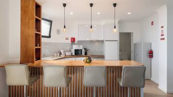 Frigorífico, microondas, horno y placa de cocina