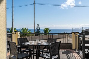 Outdoor dining - Breathtaking view over Caniçal - Casa Jorge Calaça (Caniçal)