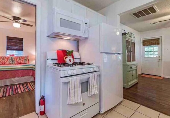 2 bedrooms, WiFi, bed sheets - Bouldin Creek Bungalow (Rockport)