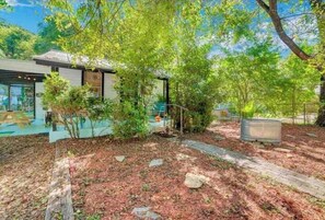 Property grounds - Bouldin Creek Bungalow (Rockport)