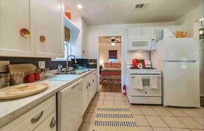 Private kitchen - Bouldin Creek Bungalow (Rockport)