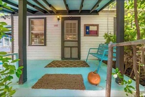 Property grounds - Bouldin Creek Bungalow (Rockport)