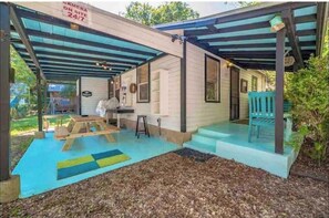 Outdoor dining - Bouldin Creek Bungalow (Rockport)