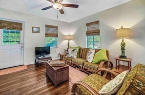 Living area - Bouldin Creek Bungalow (Rockport)