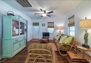 Living area - Bouldin Creek Bungalow (Rockport)