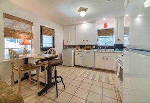 Private kitchen - Bouldin Creek Bungalow (Rockport)