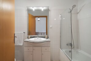 Secador de cabelo, toalhas de banho