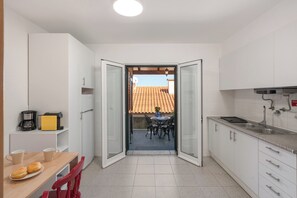 ثلاجة، ميكروويف، فرن، موقد طهي مسطح