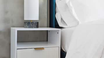 1 quarto, ferros/tábuas de passar roupa, berço de viagem