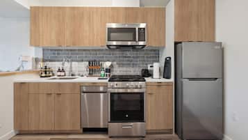 Geladeira, micro-ondas, fogão, cooktop