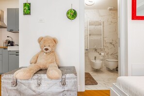 Shower, hair dryer, bidet, towels