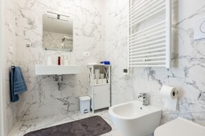 Douche, sèche-cheveux, bidet, serviettes fournies