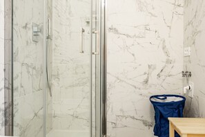 Shower, hair dryer, bidet, towels - Villa Paolina by Rentbeat (Roma)