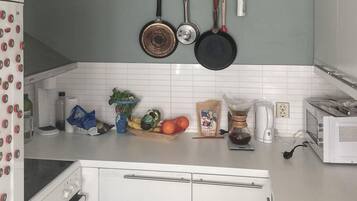 Kjøleskap, ovn, kokeplater og oppvaskmaskin