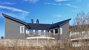 A modern house with a sloped roof, large windows, and a balcony. - Lovely home in Flaktveit with WiFi (Flaktveit)
