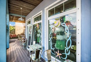 Outdoor dining - Pool Heated & Private, Close to Beach, Luxury Home (Holmes Beach)