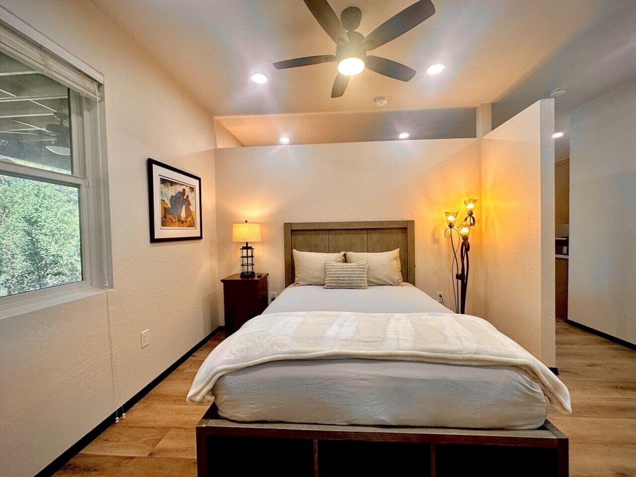 Tabla de planchar con plancha, wifi gratis y ropa de cama 