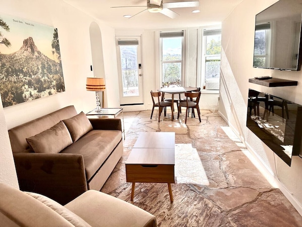 Smart TV, fireplace