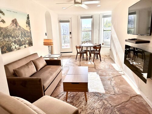 1900 Suite- Downtown Views *pet friendly