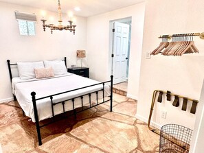 Escritorio, wifi gratis y ropa de cama 