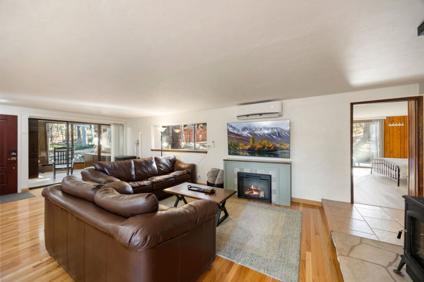 Smart TV, fireplace