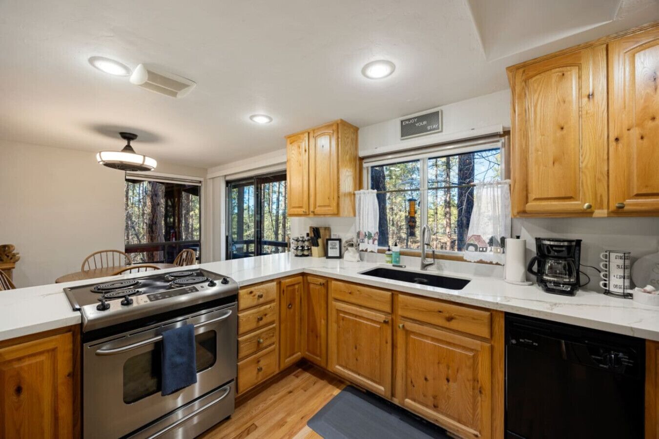 Ovn, kogeplade, opvaskemaskine, kaffe-/temaskine