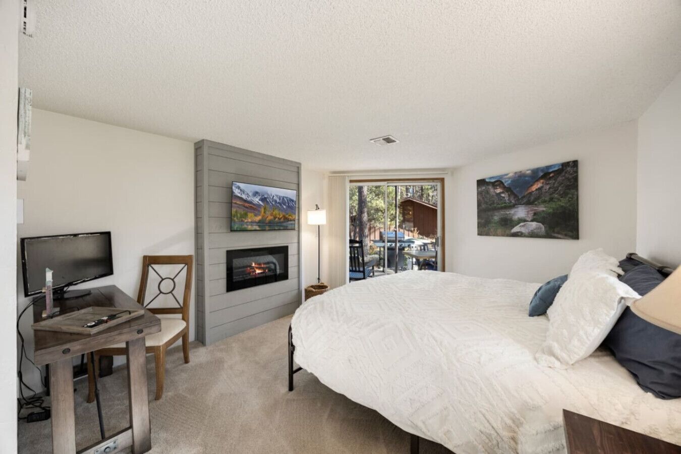 3 soverom, skrivebord, strykejern/-brett og reiseseng for barn