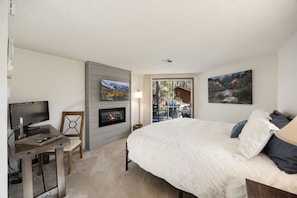 3 bedrooms, desk, iron/ironing board, travel crib - Morning Bliss - Multi Family & Couples (Prescott)