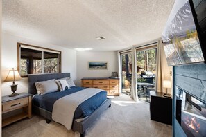 3 slaapkamers, een bureau, een strijkplank/strijkijzer, reisbedje