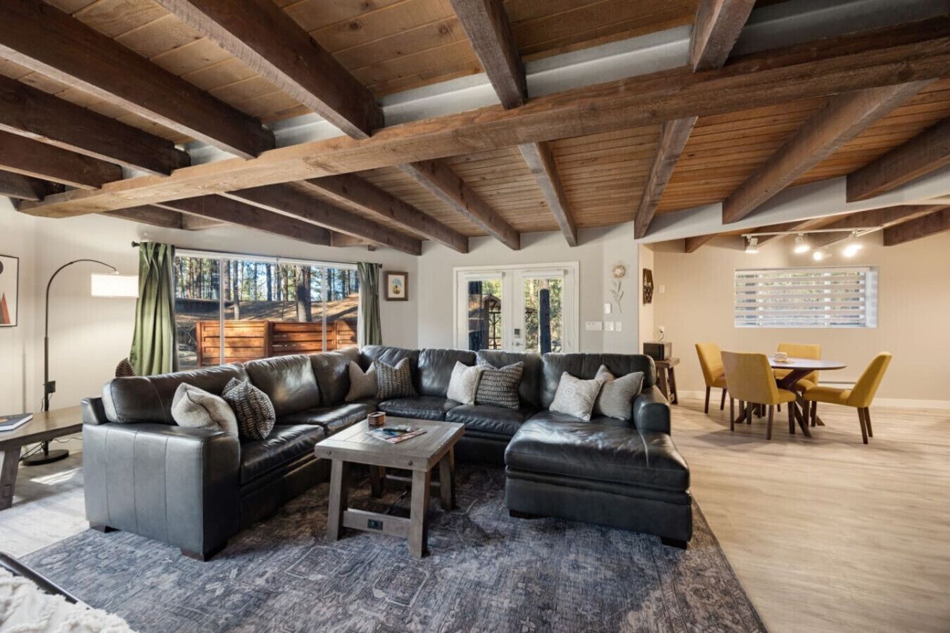 Smart-TV, peis, bøker og musikkbibliotek