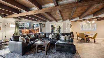 Smart-TV, peis, bøker og musikkbibliotek