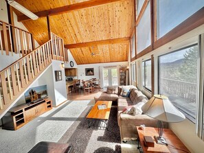 Smart TV, fireplace, books, stereo - NEW - Peakview Lodge - Fireplace- Views (Prescott)