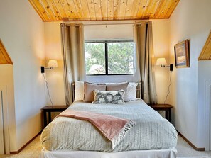 3 slaapkamers, een bureau, een strijkplank/strijkijzer, reisbedje