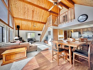 Smart TV, fireplace, books, stereo - NEW - Peakview Lodge - Fireplace- Views (Prescott)