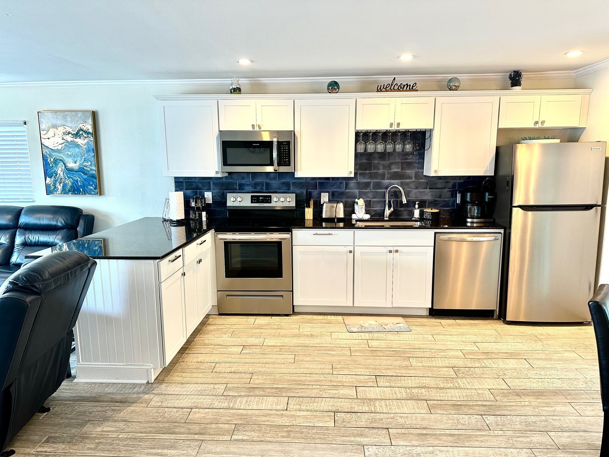 Réfrigérateur, micro-ondes, four, plaque de cuisson